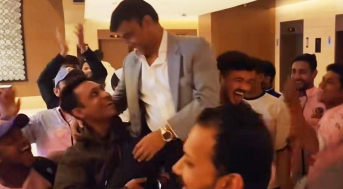 যে কারনে‘বিতর্কিত’ ফ্র্যাঞ্চাইজি মালিককে কাঁধে তুলে নাচলেন তাসকিন-বিজয়রা