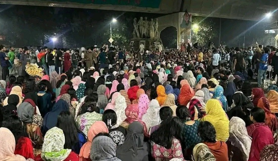 যে কারনে মধ্যরাত থেকে উত্তাল ঢাকা বিশ্ববিদ্যালয়