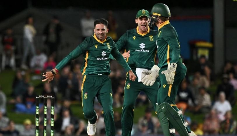 ওডিআই র‍্যাঙ্কিংয়ে বড় হালনাগাদ, পাঁচ উইকেট নিয়ে শীর্ষে ফেরেন মহারাজ