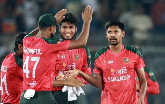বাংলাদেশের জয়ের তালিকায় সাকিবকে পেছনে ফেলে নতুন রেকর্ড গড়লেন মুস্তাফিজ