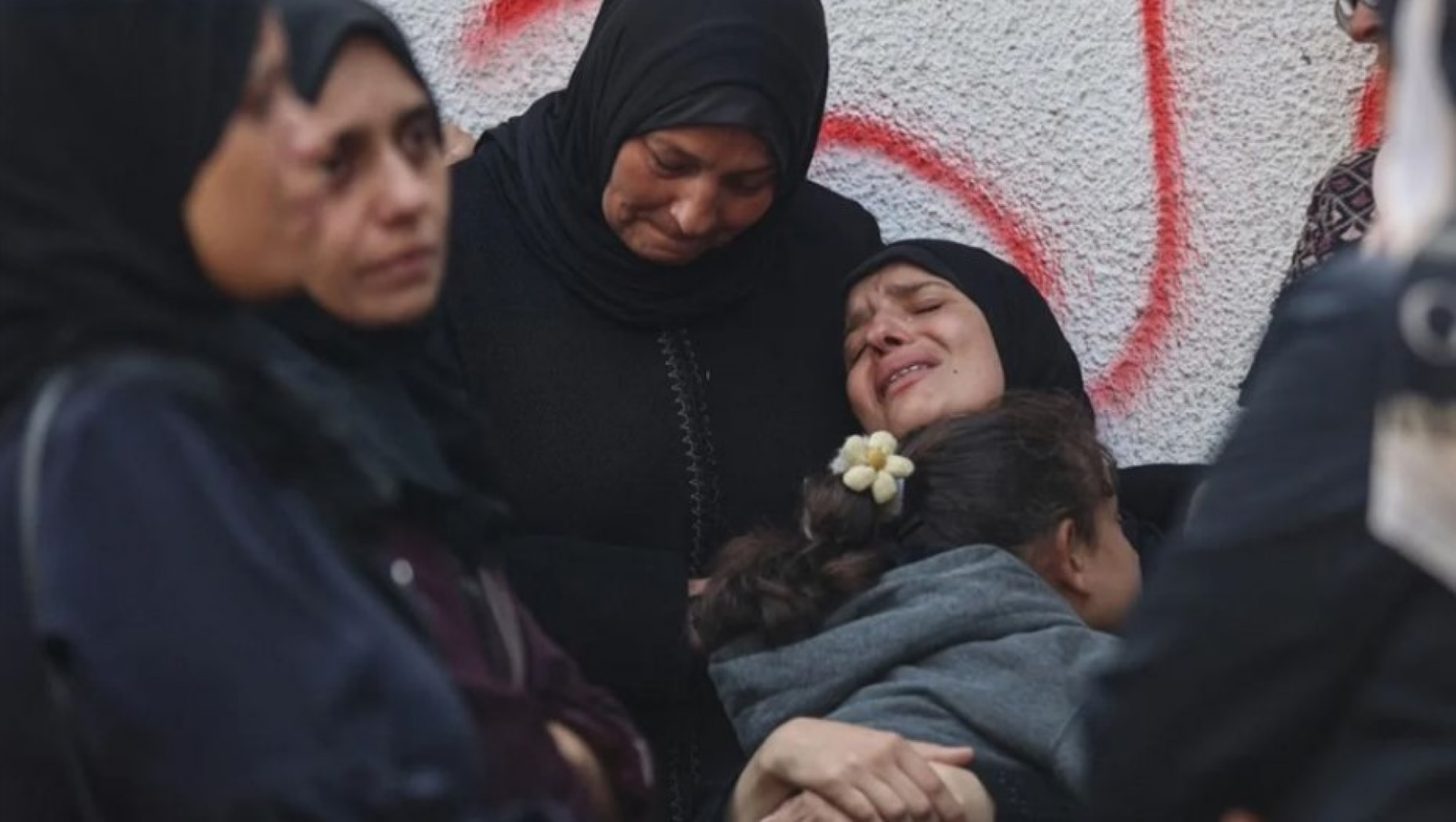 কেন বিশ্ব ফিলিস্তিনের মানুষের কান্না দেখতে পায় না?