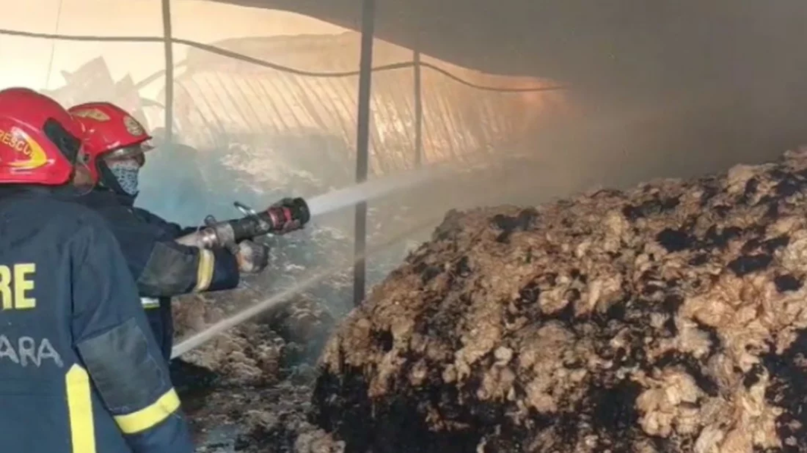 টঙ্গীতে তুলার গুদামে আগুন,দেড় ঘণ্টার প্রচেষ্টায় নিয়ন্ত্রণে