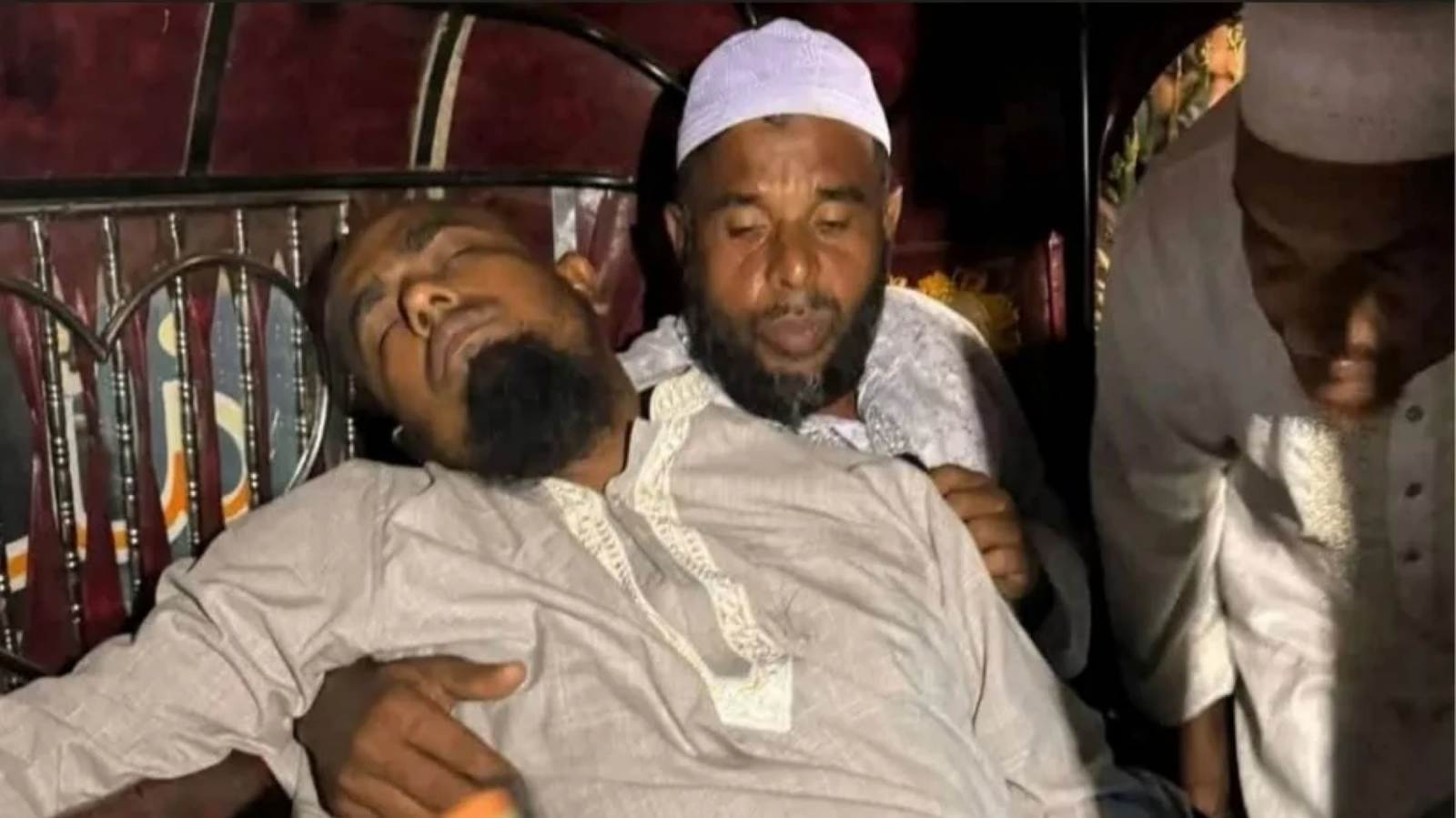 মসজিদেও রাজনিতিঃবিএনপি-জামায়াত সংঘর্ষে আহত ১