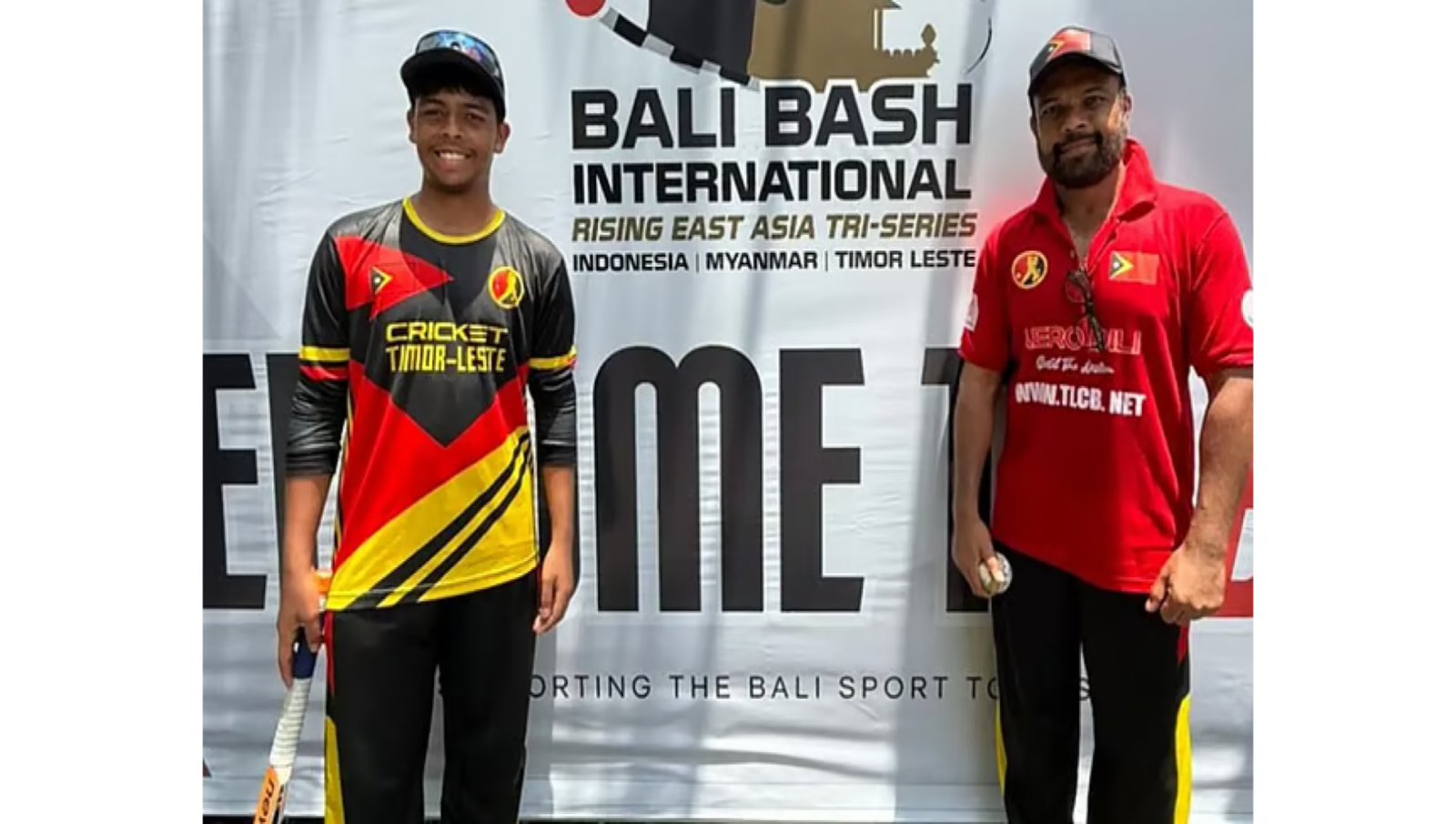 একসঙ্গে মাঠে নেমে আন্তর্জাতিক ক্রিকেটে ইতিহাস লিখলেন বাবা–ছেলে