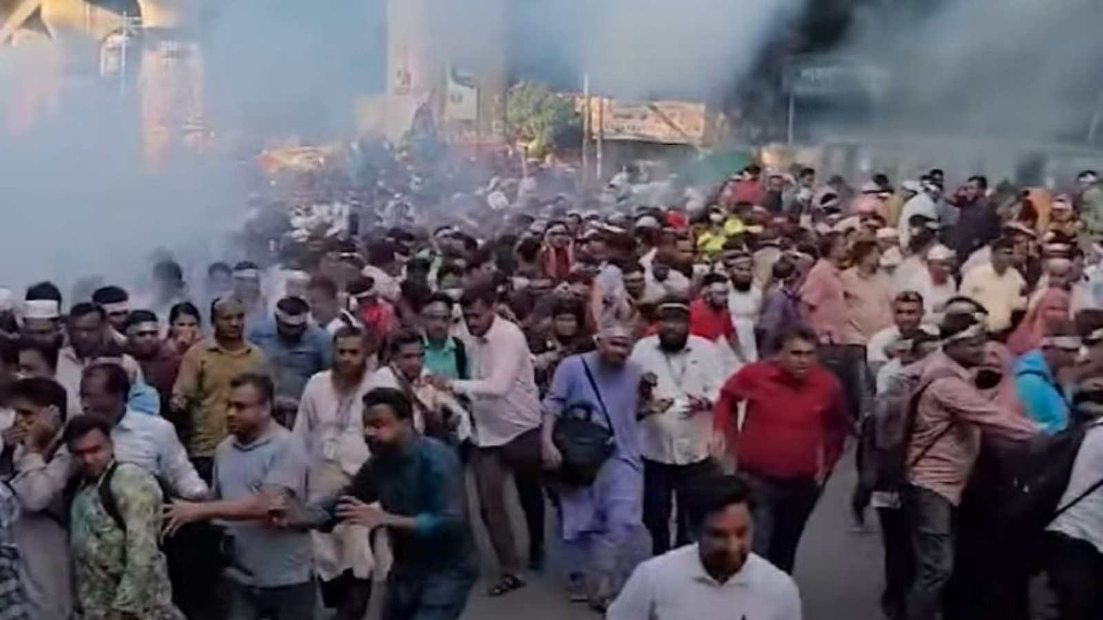 প্রাথমিক শিক্ষকদের পদযাত্রায় পুলিশের বাধা, সাউন্ড গ্রেনেড ফেটে আতঙ্ক