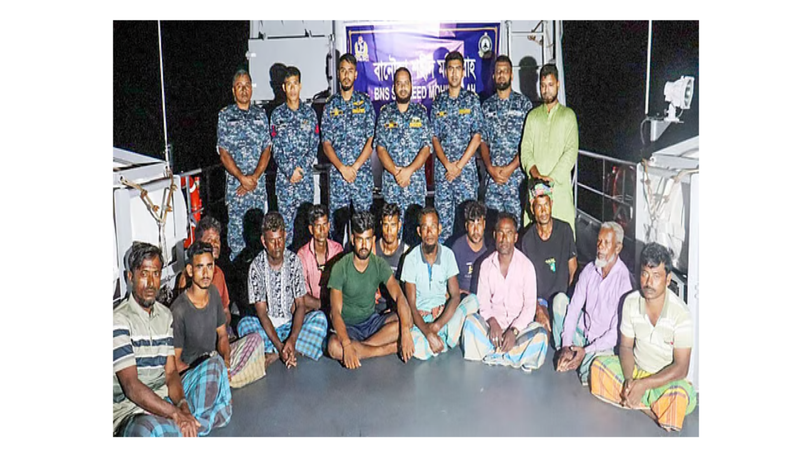 তিন দিন ধরে সাগরে ভাসছিল ১৩ জেলে, উদ্ধার করল নৌবাহিনী