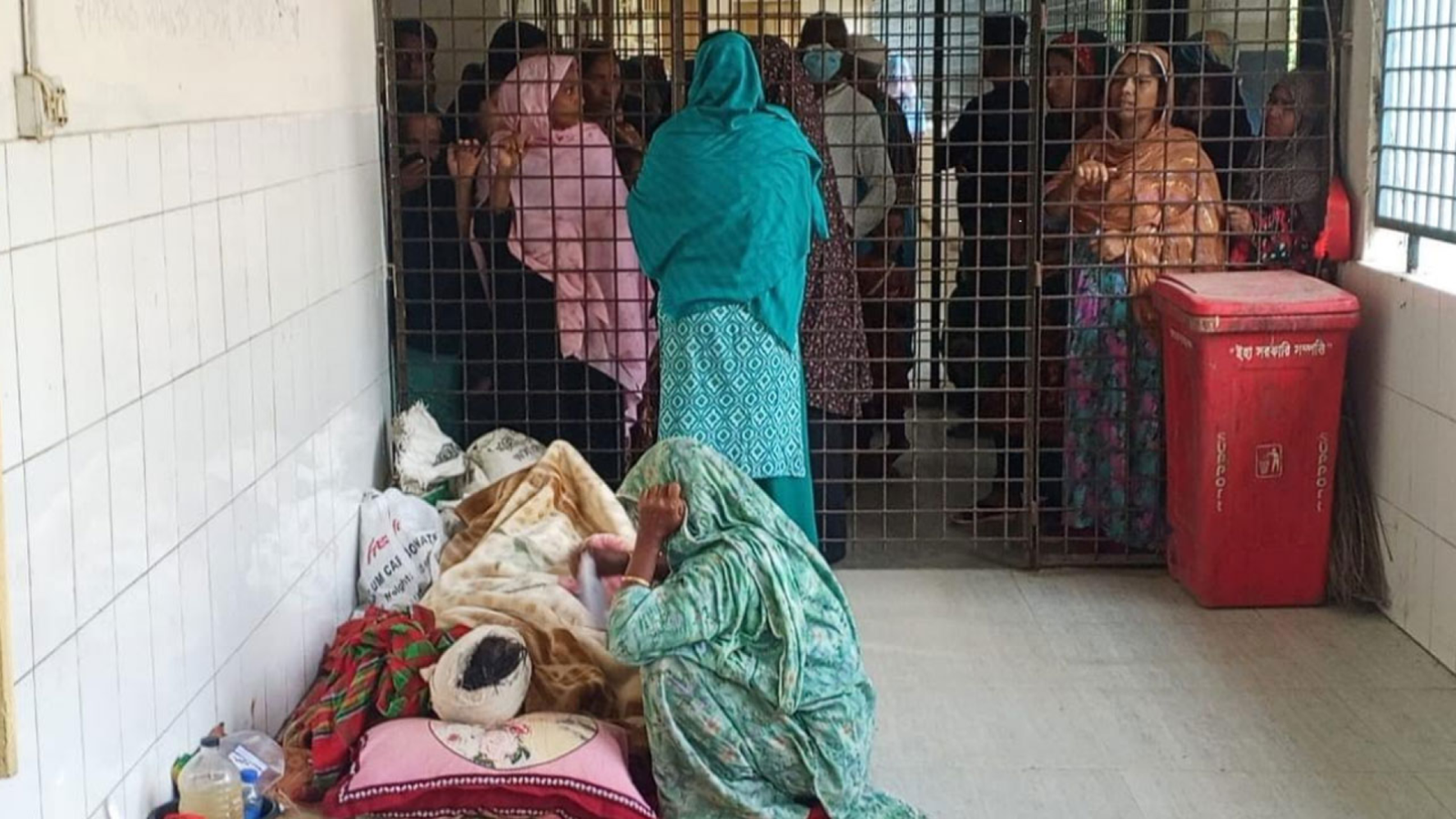 ঘুমন্ত অবস্থায় এক ব্যবসায়ীকে কুপিয়ে জখম