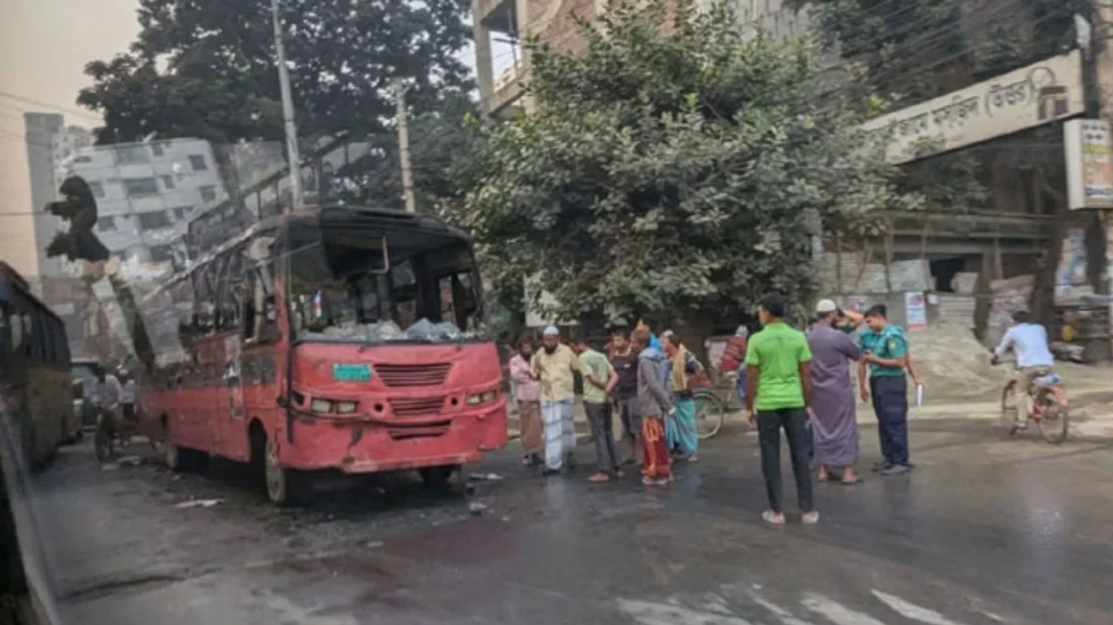 রাজধানীতে আকস্মিক অগ্নিকাণ্ডে পুড়ল দুই বাস