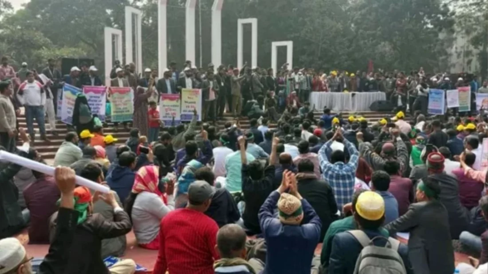 প্রাথমিক শিক্ষকদের কর্মবিরতির কারণে বিদ্যালয়ে পাঠদান বন্ধ,দাবি না মানলে কঠোর আন্দোলনের ঘোষণা