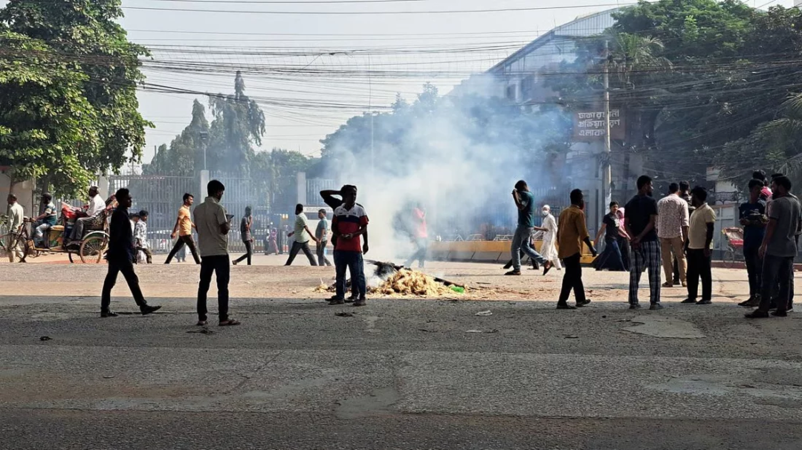 বেতন বকেয়া ও কারখানা পুনরায় চালুর দাবিতে আশুলিয়ায় শ্রমিকদের সড়ক অবরোধ