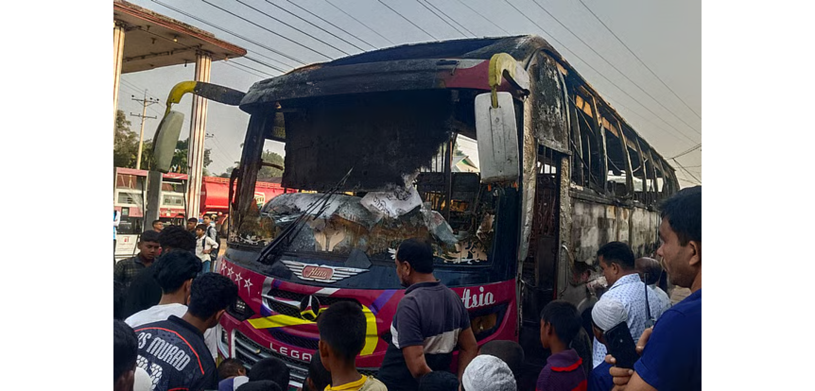 আবারো গভীর রাতে বাসে আগুন, পুড়ে মারা গেলেন ঘুমন্ত একজন