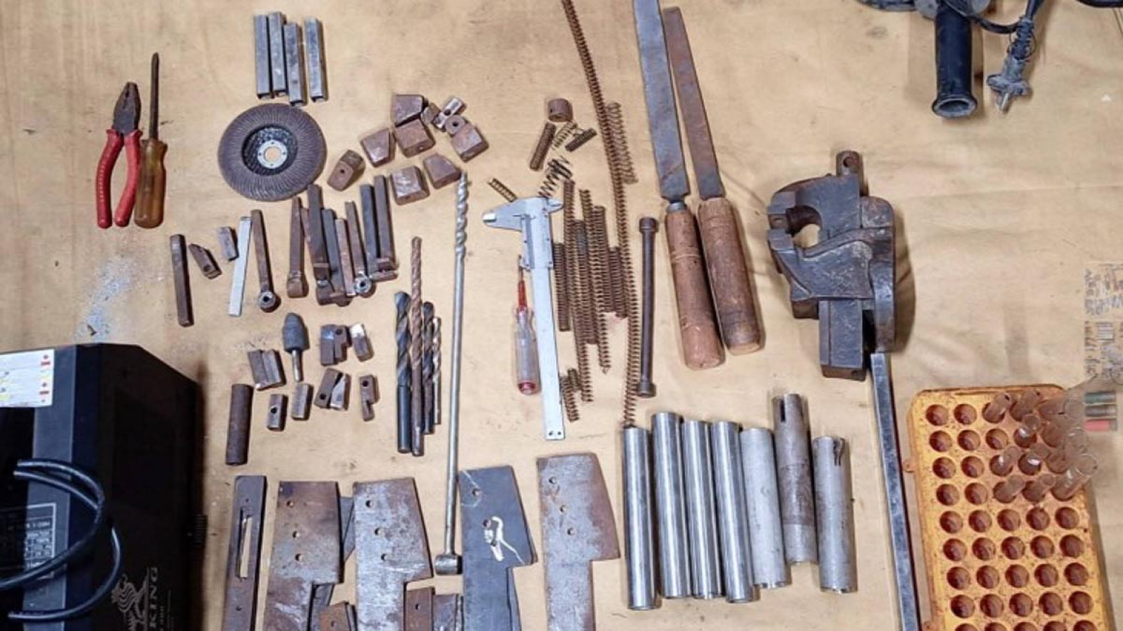 মুন্সিগঞ্জে সেনা-পুলিশ যৌথ অভিযানে অবৈধ অস্ত্র কারখানা ধ্বংস