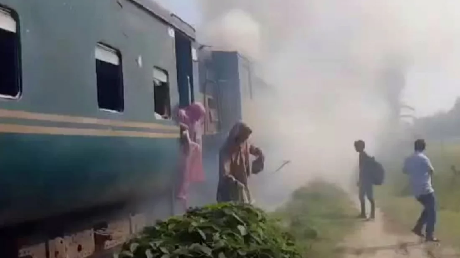 ময়মনসিংহ-নেত্রকোনা রুটে ট্রেনের ইঞ্জিনে আগুন, যোগাযোগ ব্যবস্থা বন্ধ