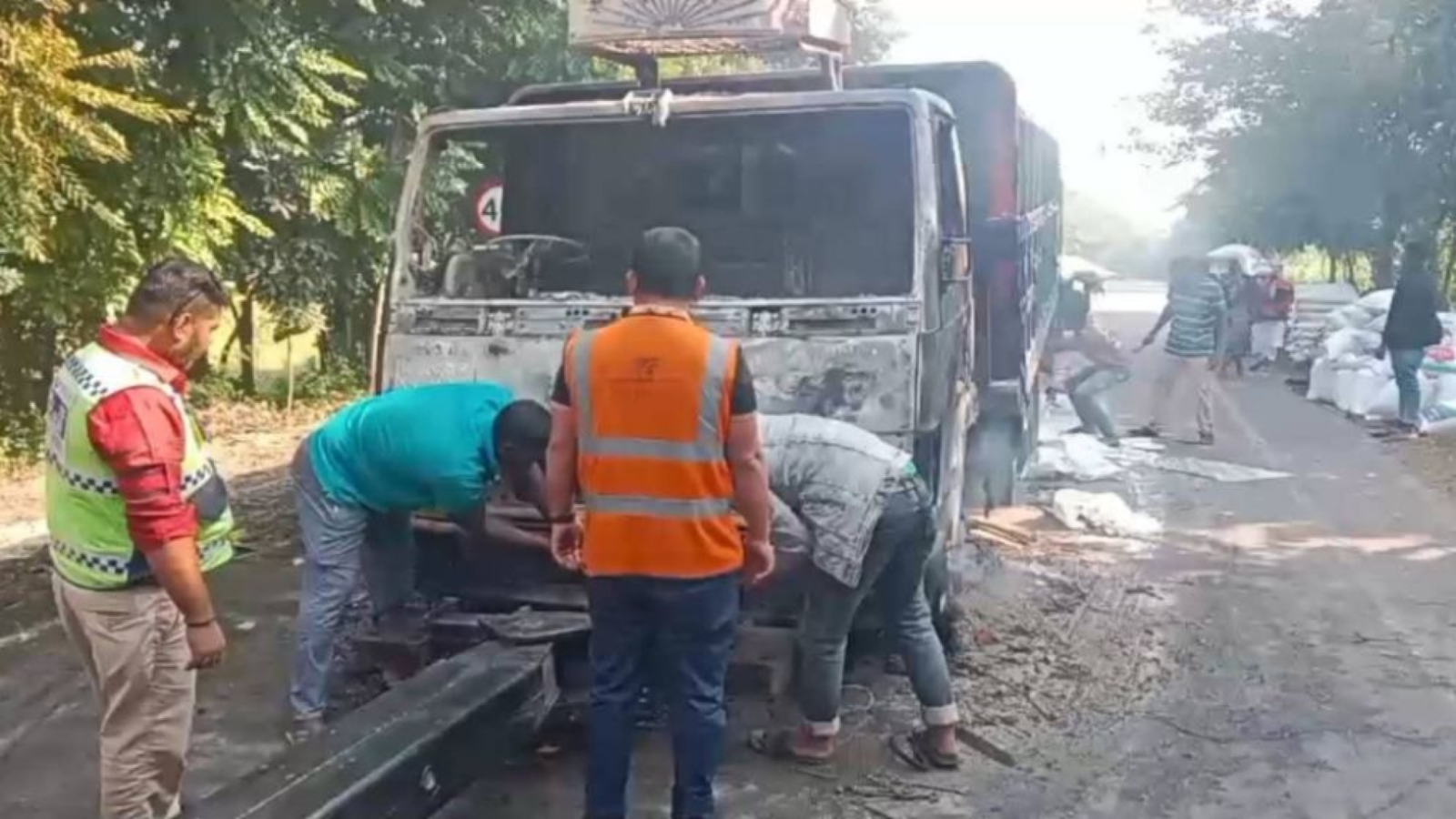 এবার এক্সপ্রেসওয়েতে পুলিশের গাড়ি ভাঙচুর