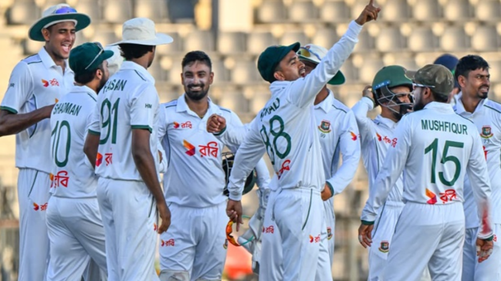 রেকর্ডের দিনে আরও রেকর্ড: ৮৬ রানে ৫ উইকেট হারিয়ে চাপে আয়ারল্যান্ড