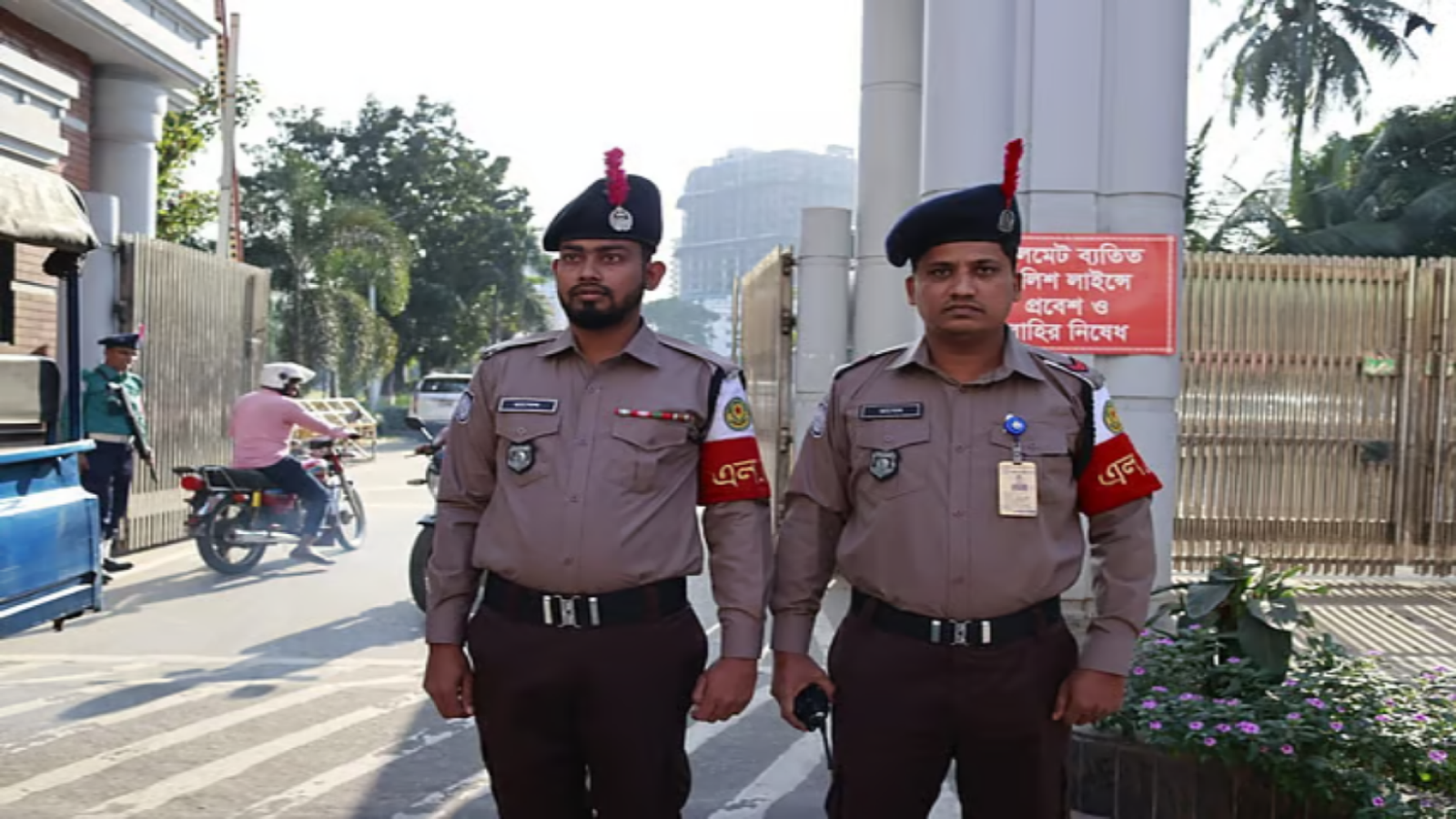 নতুন পোশাকে মাঠে নেমেছে বাংলাদেশ পুলিশ