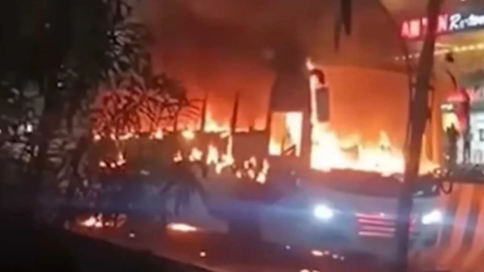 ঢাকায় ভয়ে থমকে উঠল শহর: ৩ বাসে অগ্নিসংযোগ ও বিভিন্ন স্থানে হাতবোমা বিস্ফোরণ