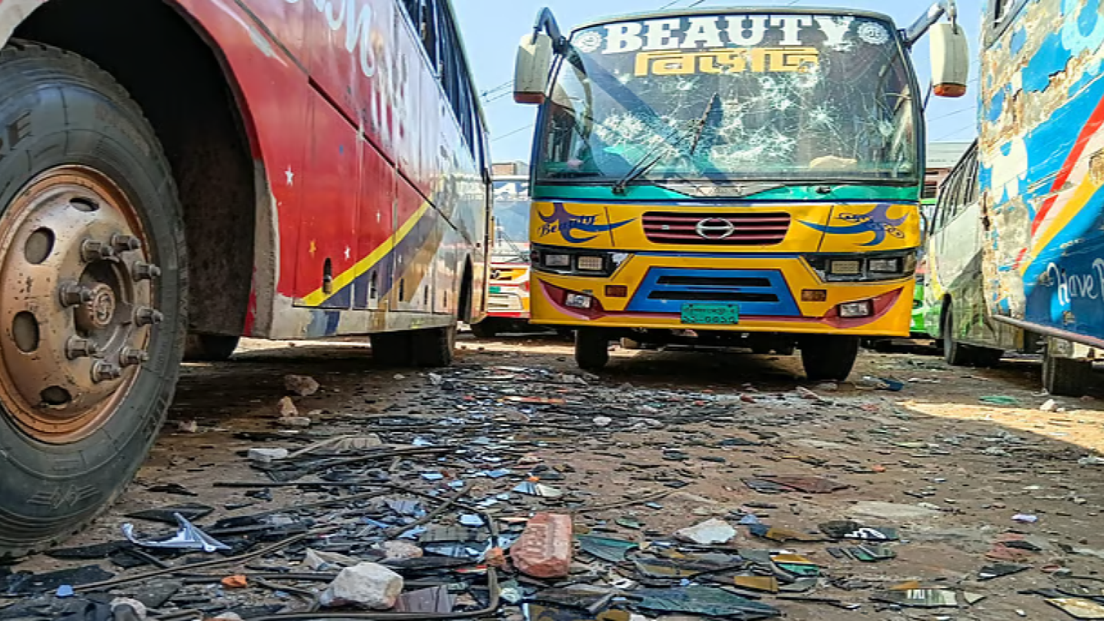 বরিশালে শ্রমিক–শিক্ষার্থী সংঘর্ষে স্থবির গণপরিবহন, চরম ভোগান্তিতে যাত্রীরা