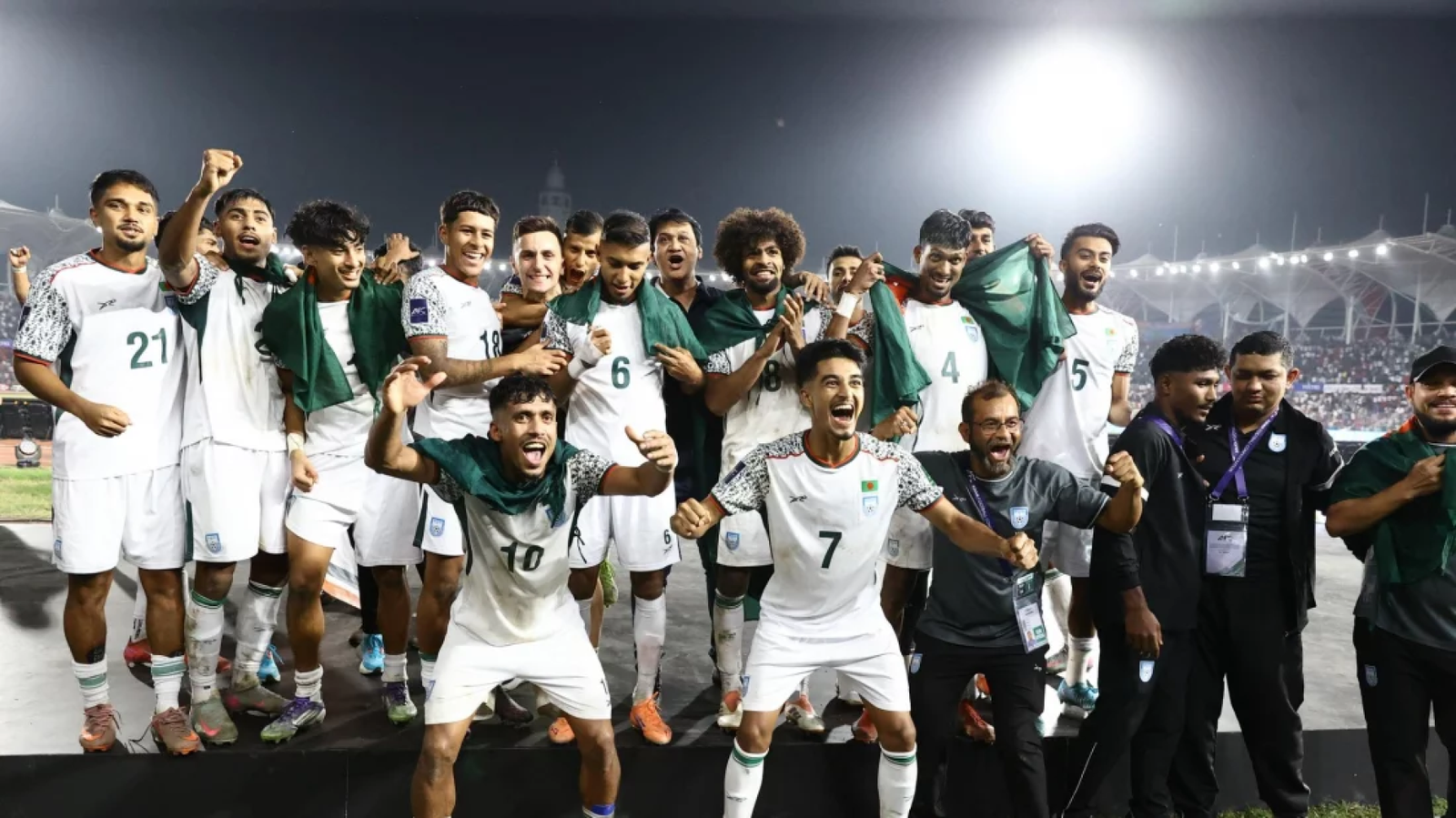 ভারতকে হারানোয় হামজা-জামালদের বিশেষ একটি পুরস্কারের ঘোষণা দিল ক্রীড়া উপদেষ্টা