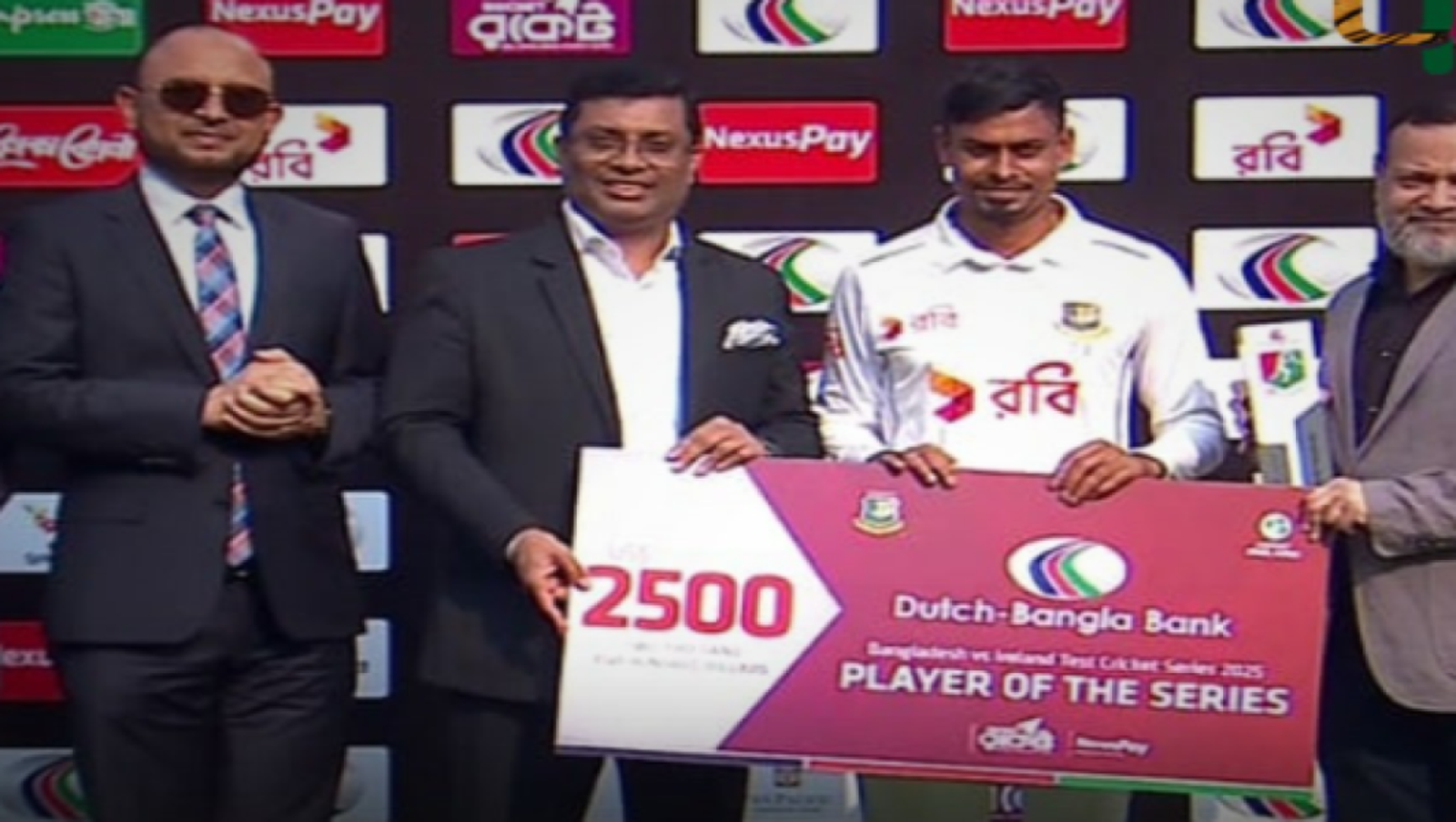 ১৩ উইকেট নিয়ে সিরিজের সেরা হয়ে কত টাকা পেলেন তাইজুল ইসলাম?