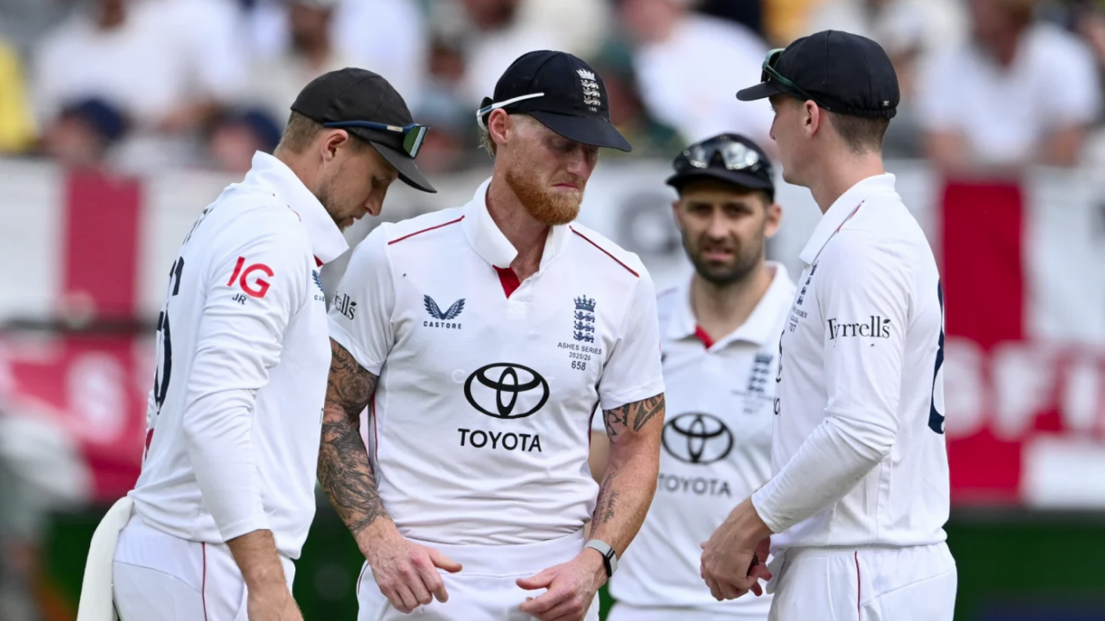 ইংল্যান্ডের লজ্জার হারের পর কড়া সমালোচনায় উত্তাল ক্রিকেট বিশ্ব